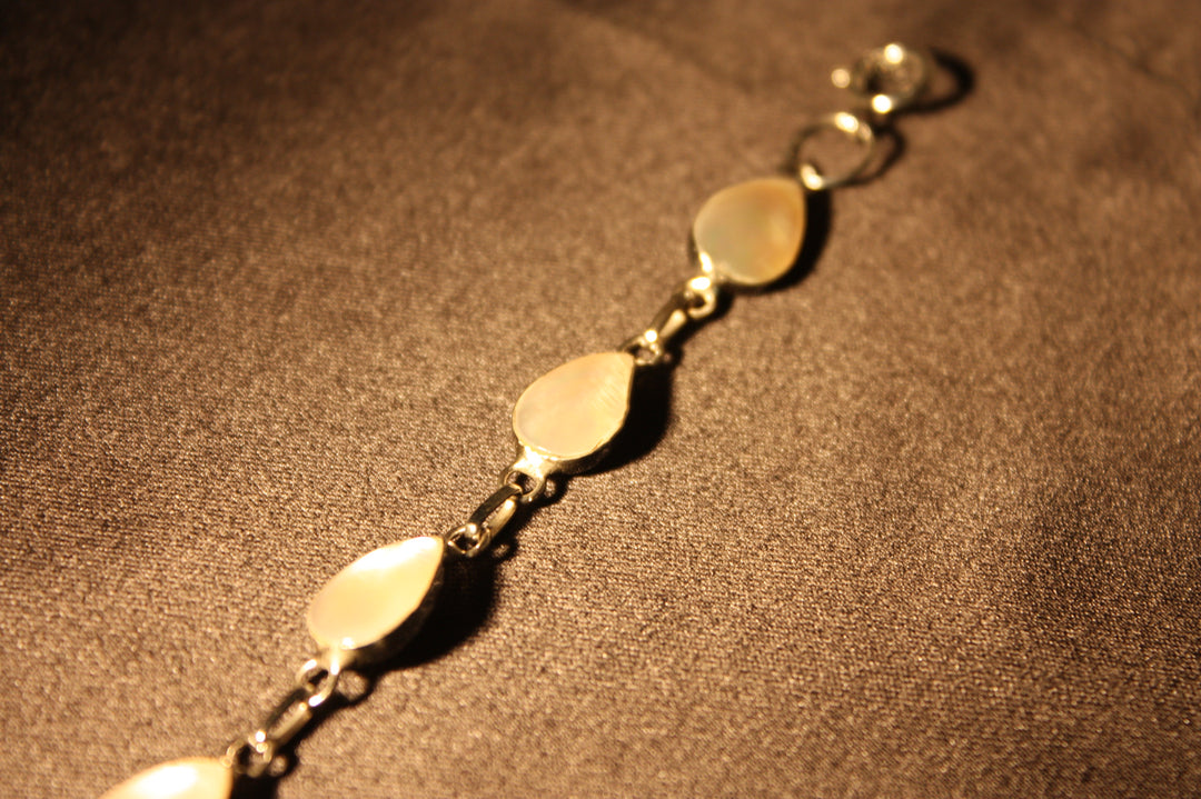 Moonlight Teardrops – Armband i Äkta Silver med Pärlemor