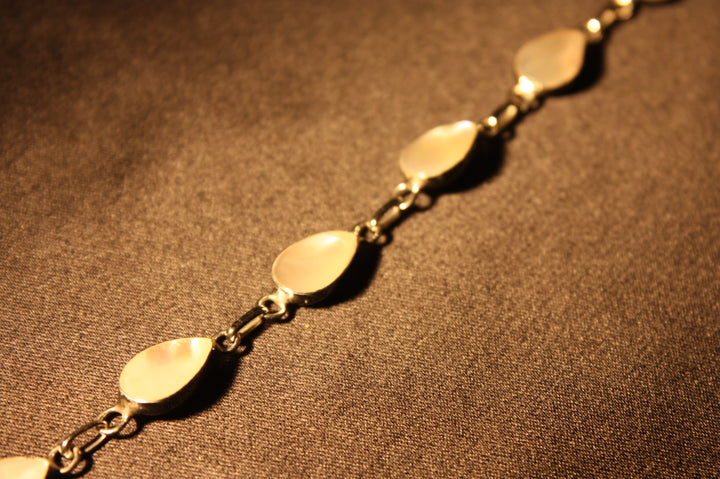 Moonlight Teardrops – Armband i Äkta Silver med Pärlemor
