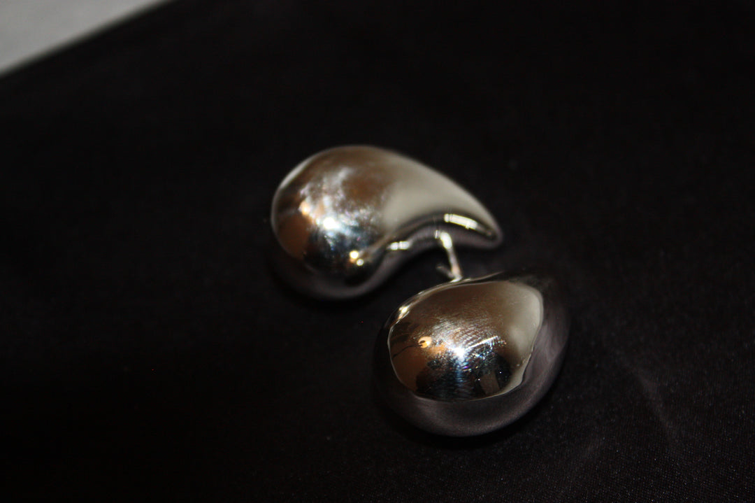 Skulpturala Silverdroppar – Statementörhängen i Sterling Silver