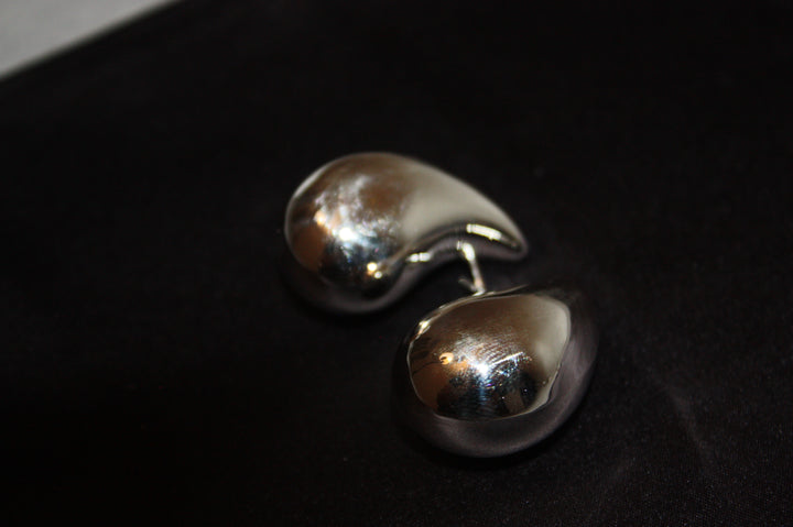 Skulpturala Silverdroppar – Statementörhängen i Sterling Silver