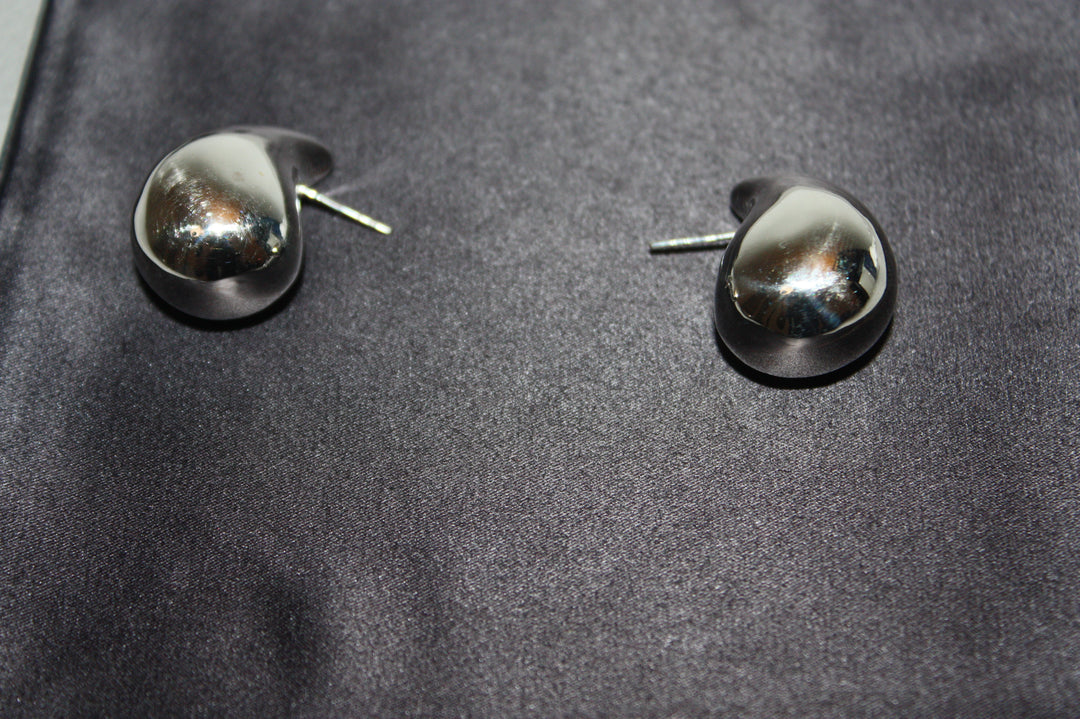 Skulpturala Silverdroppar – Statementörhängen i Sterling Silver