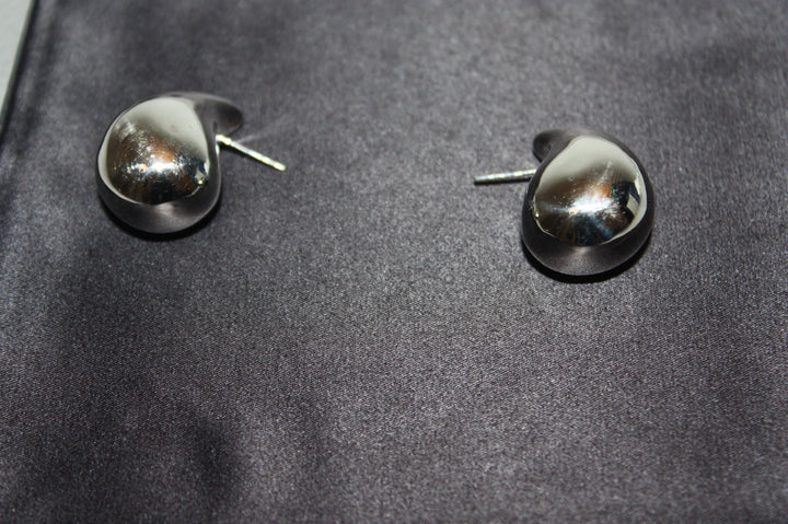 Skulpturala Silverdroppar – Statementörhängen i Sterling Silver