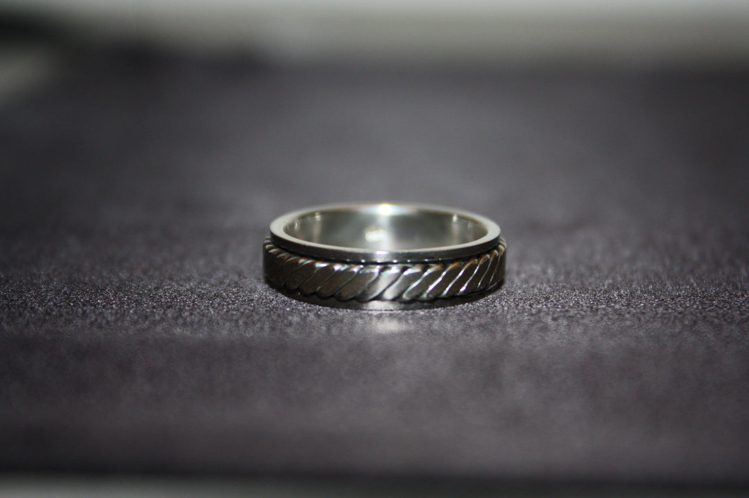 Twist of Elegance – 925 Sterling Silver Ring