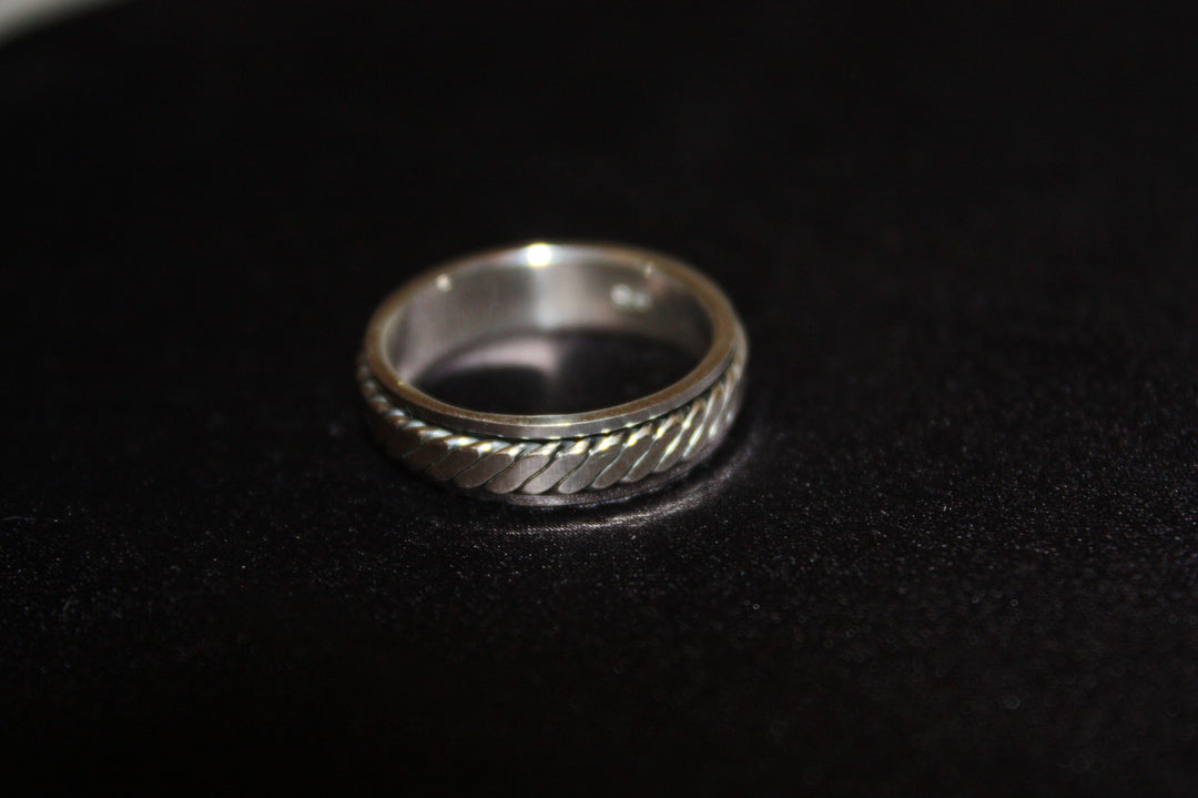 Twist of Elegance – 925 Sterling Silver Ring