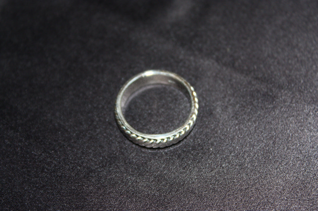 Twist of Elegance – 925 Sterling Silver Ring