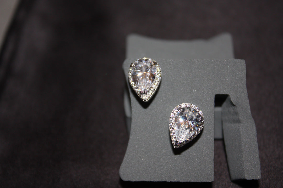 "Lacrima Luxe" – Droppformade Silverörhängen med Strålande Swarovski Zirconia