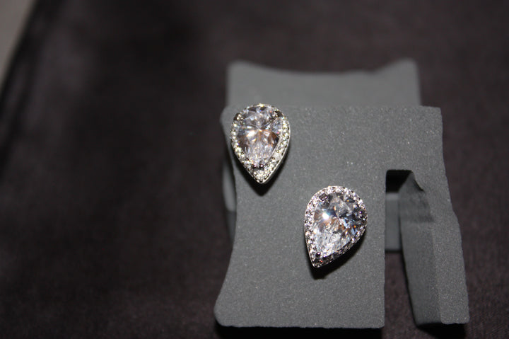 "Lacrima Luxe" – Droppformade Silverörhängen med Strålande Swarovski Zirconia