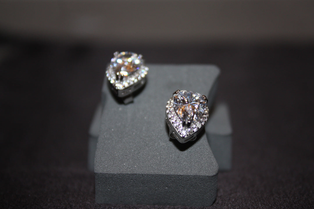 "Lacrima Luxe" – Droppformade Silverörhängen med Strålande Swarovski Zirconia