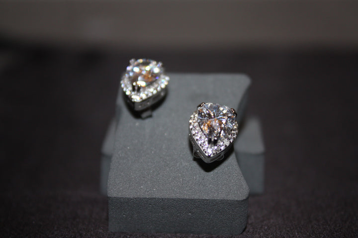 "Lacrima Luxe" – Droppformade Silverörhängen med Strålande Swarovski Zirconia