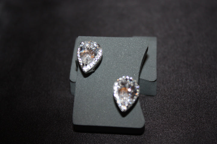 "Lacrima Luxe" – Droppformade Silverörhängen med Strålande Swarovski Zirconia