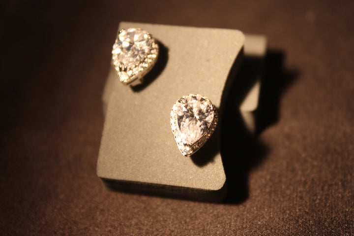 "Lacrima Luxe" – Droppformade Silverörhängen med Strålande Swarovski Zirconia