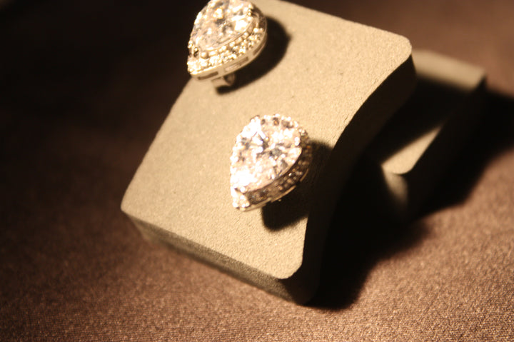 "Lacrima Luxe" – Droppformade Silverörhängen med Strålande Swarovski Zirconia