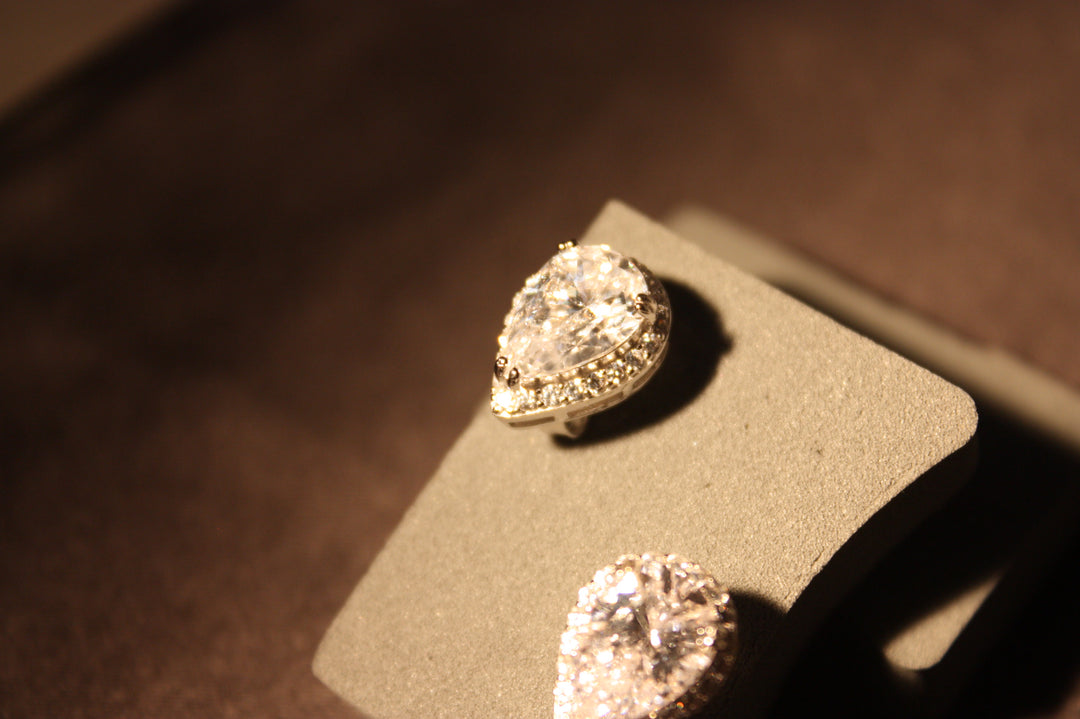 "Lacrima Luxe" – Droppformade Silverörhängen med Strålande Swarovski Zirconia