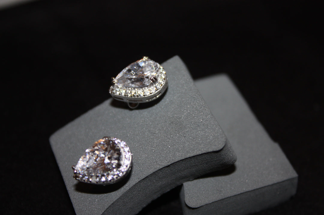 "Lacrima Luxe" – Droppformade Silverörhängen med Strålande Swarovski Zirconia
