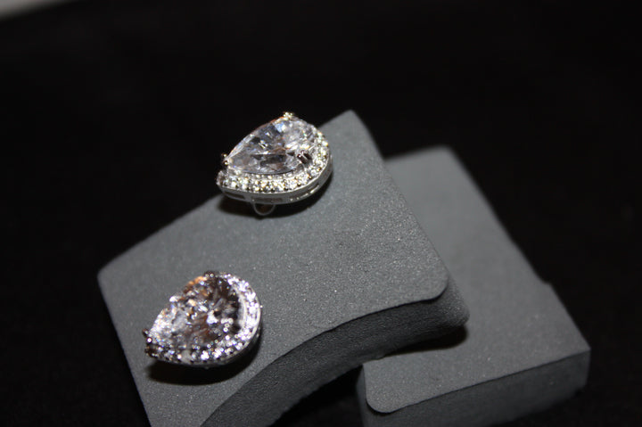 "Lacrima Luxe" – Droppformade Silverörhängen med Strålande Swarovski Zirconia