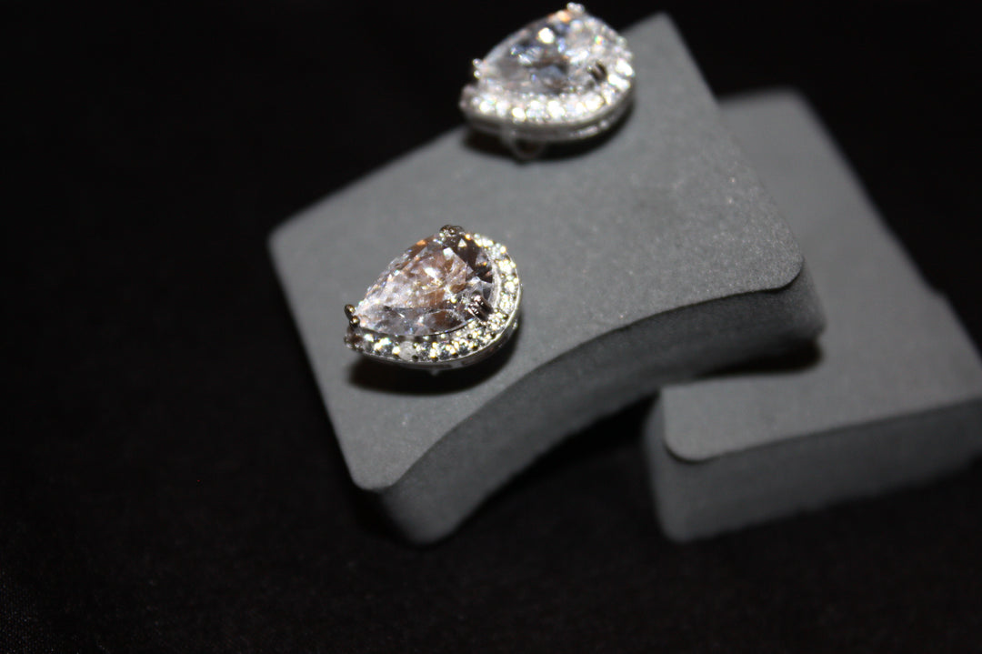 "Lacrima Luxe" – Droppformade Silverörhängen med Strålande Swarovski Zirconia