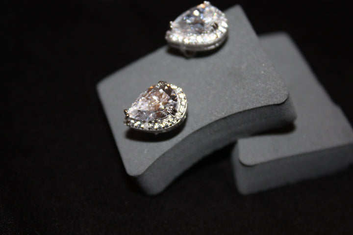 "Lacrima Luxe" – Droppformade Silverörhängen med Strålande Swarovski Zirconia