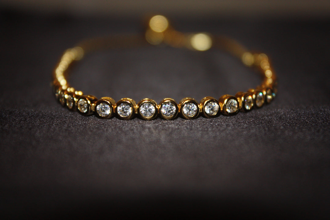 Aurelia Glow – Lyxigt Justerbart Armband i Guldpläterat 925 Silver med Klara Stenar