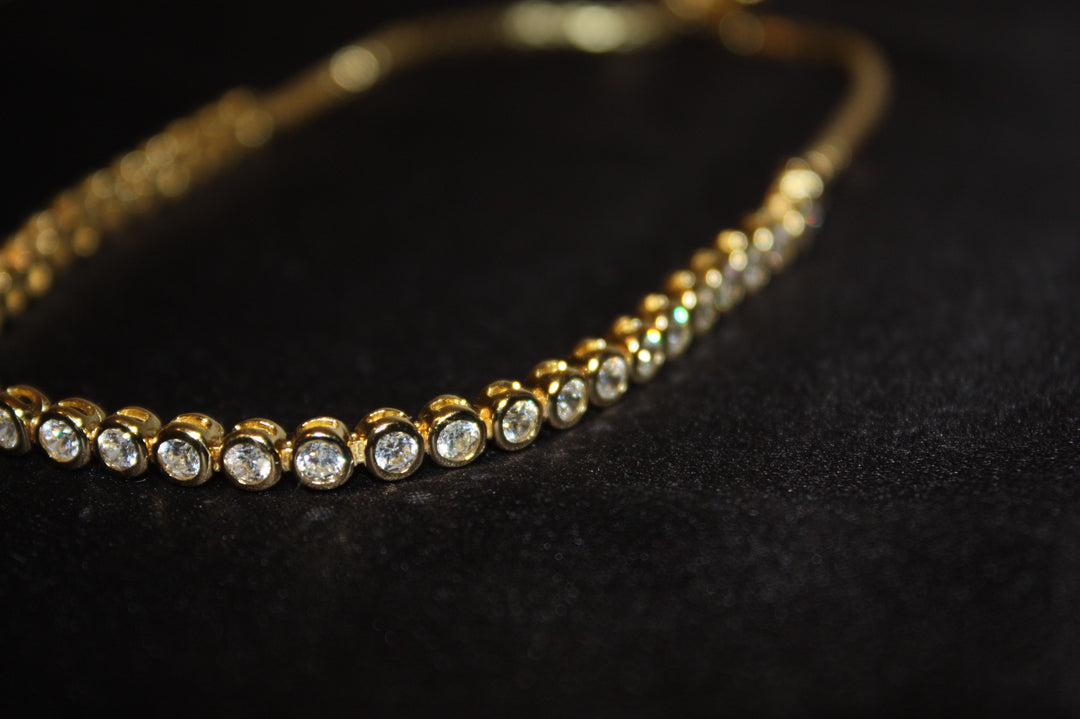 Aurelia Glow – Lyxigt Justerbart Armband i Guldpläterat 925 Silver med Klara Stenar