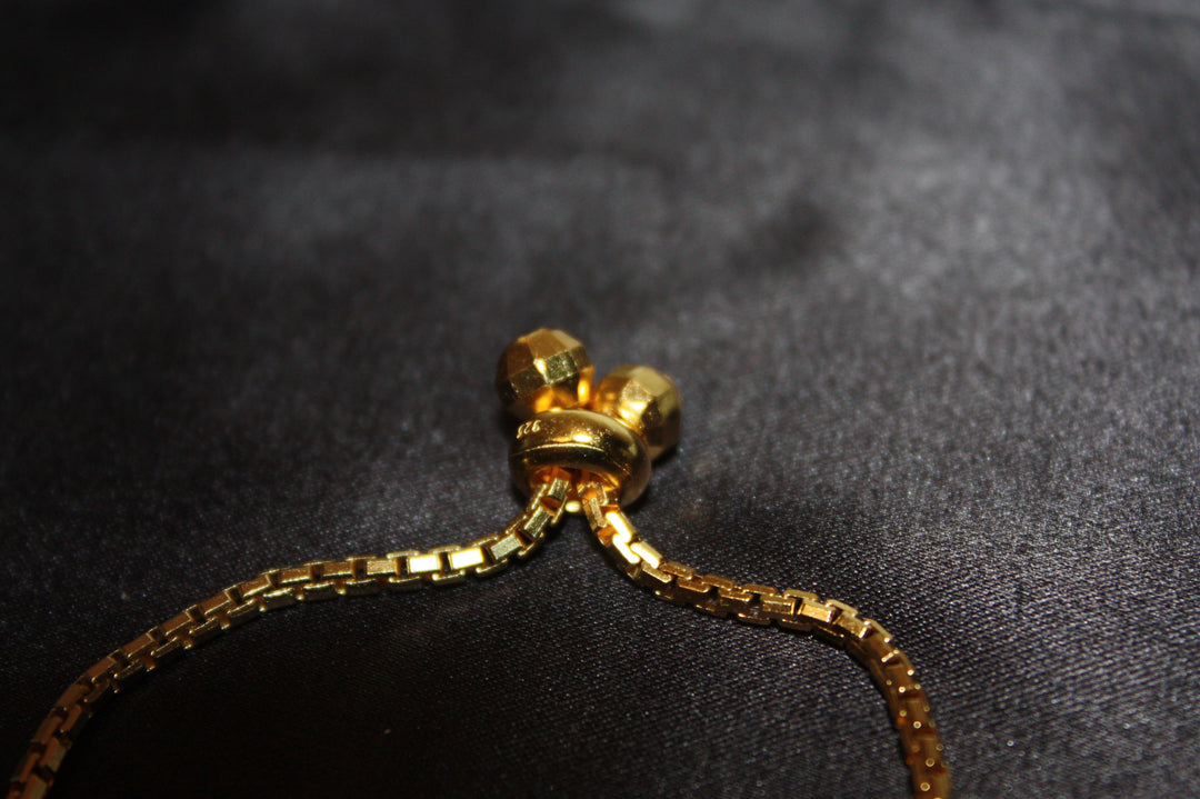 Aurelia Glow – Lyxigt Justerbart Armband i Guldpläterat 925 Silver med Klara Stenar