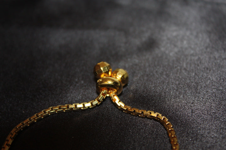 Aurelia Glow – Lyxigt Justerbart Armband i Guldpläterat 925 Silver med Klara Stenar