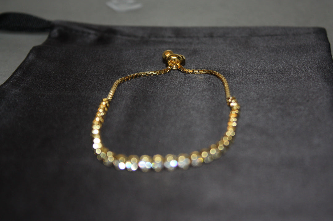 Aurelia Glow – Lyxigt Justerbart Armband i Guldpläterat 925 Silver med Klara Stenar