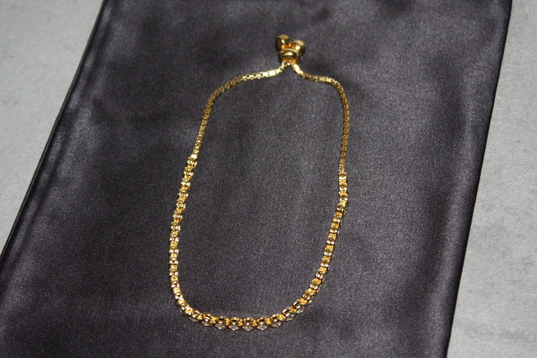 Aurelia Glow – Lyxigt Justerbart Armband i Guldpläterat 925 Silver med Klara Stenar