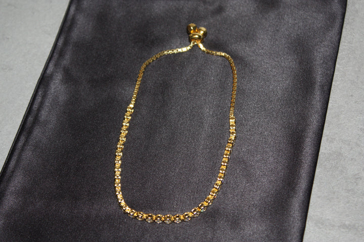 Aurelia Glow – Lyxigt Justerbart Armband i Guldpläterat 925 Silver med Klara Stenar