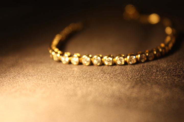 Aurelia Glow – Lyxigt Justerbart Armband i Guldpläterat 925 Silver med Klara Stenar