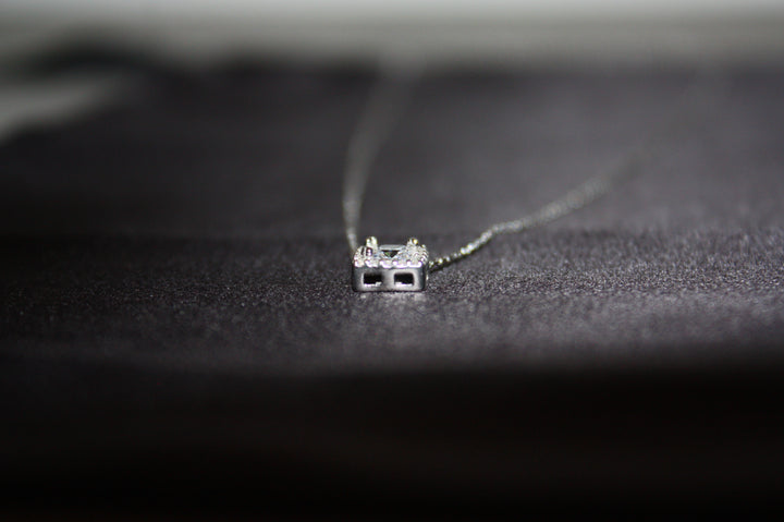 Royal Radiance - Halsband i Silver med Fyrkantig Prinsesslipad Sten