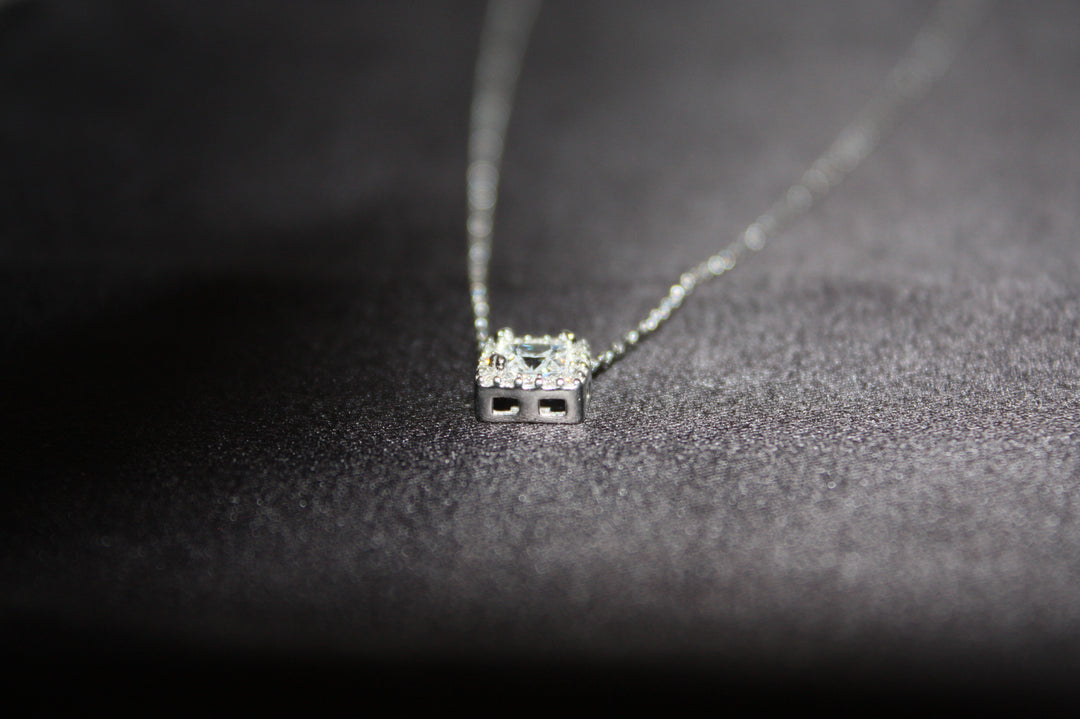 Royal Radiance - Halsband i Silver med Fyrkantig Prinsesslipad Sten