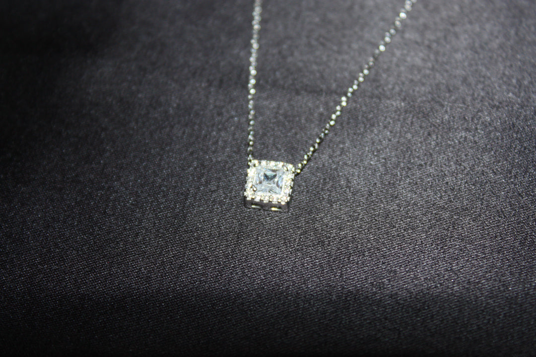 Royal Radiance - Halsband i Silver med Fyrkantig Prinsesslipad Sten