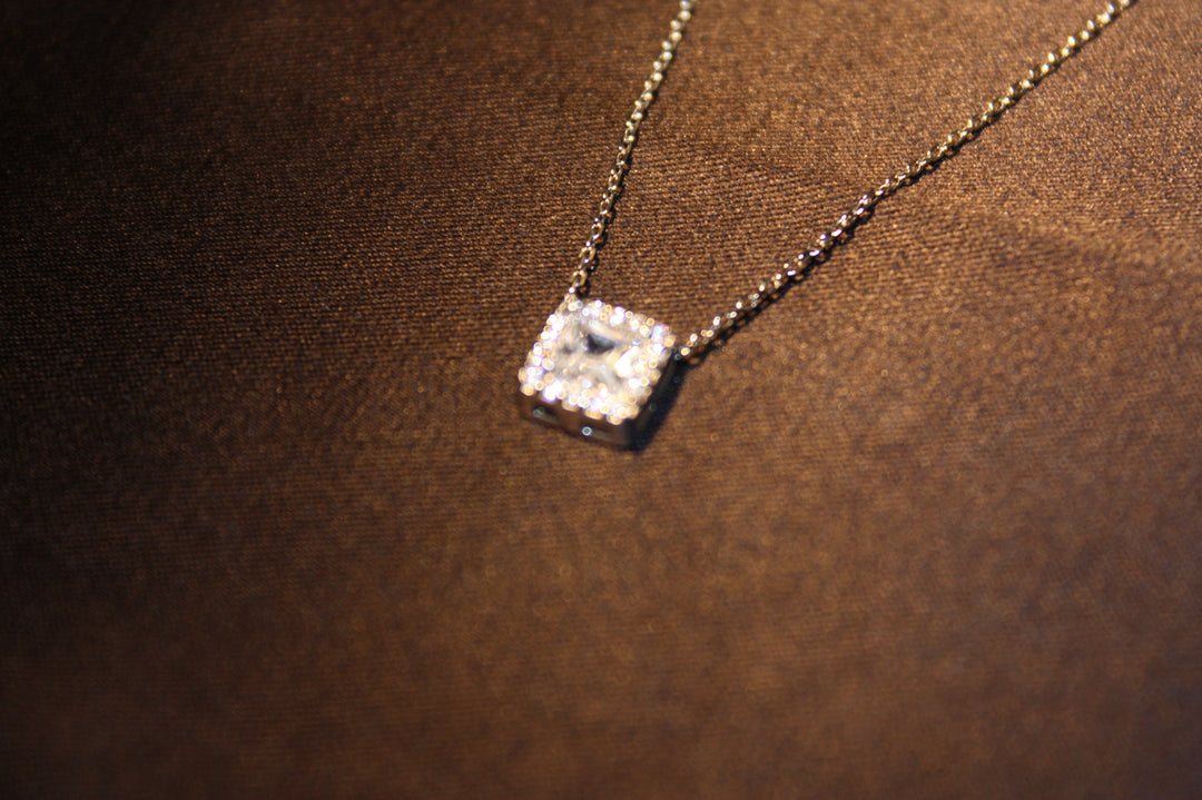 Royal Radiance - Halsband i Silver med Fyrkantig Prinsesslipad Sten