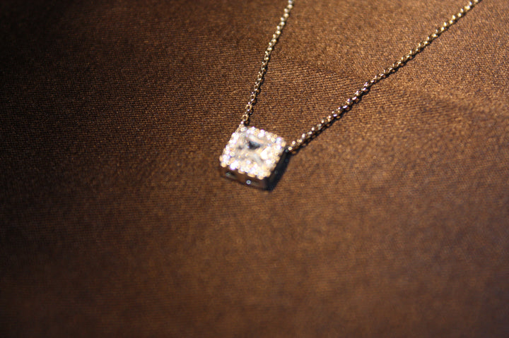 Royal Radiance - Halsband i Silver med Fyrkantig Prinsesslipad Sten
