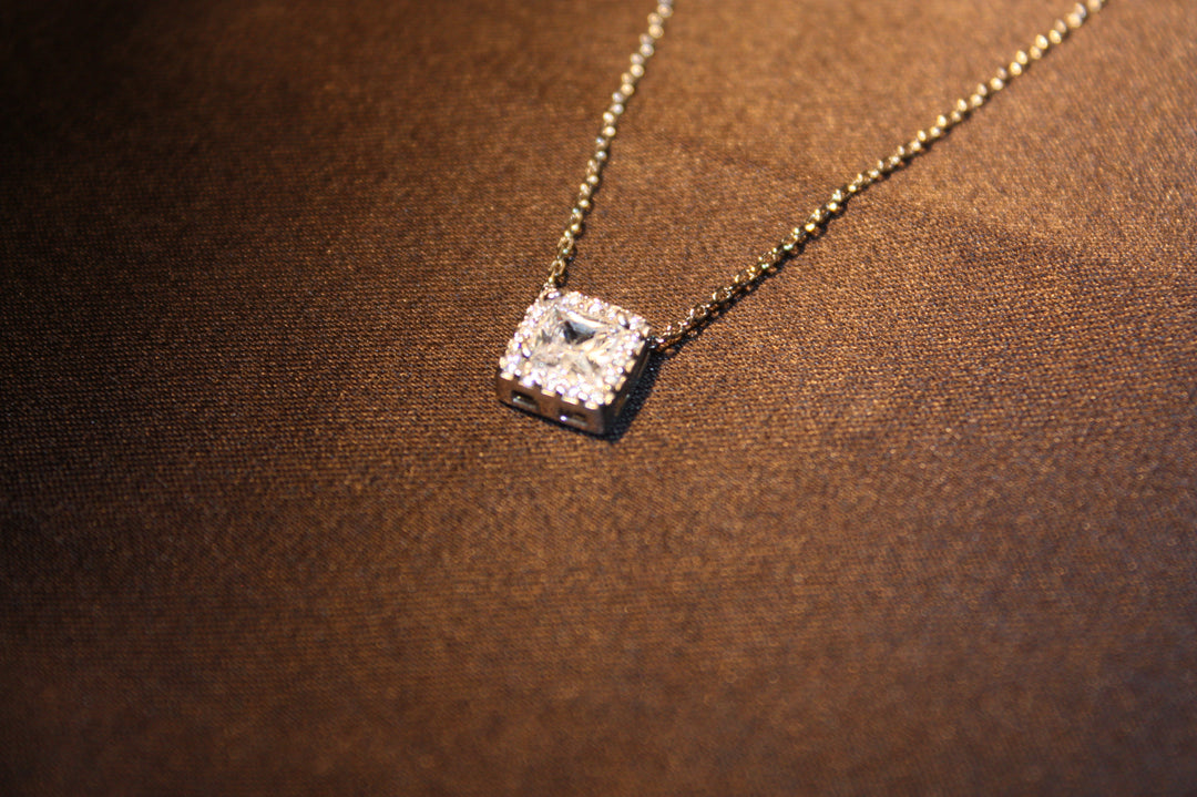 Royal Radiance - Halsband i Silver med Fyrkantig Prinsesslipad Sten