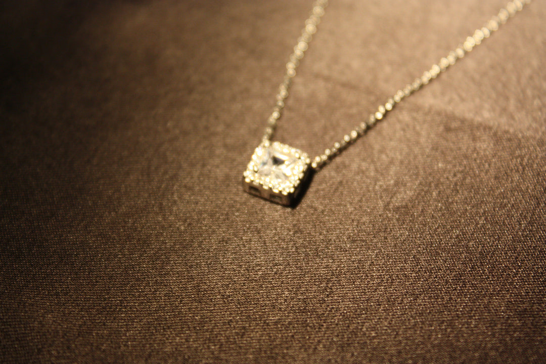Royal Radiance - Halsband i Silver med Fyrkantig Prinsesslipad Sten
