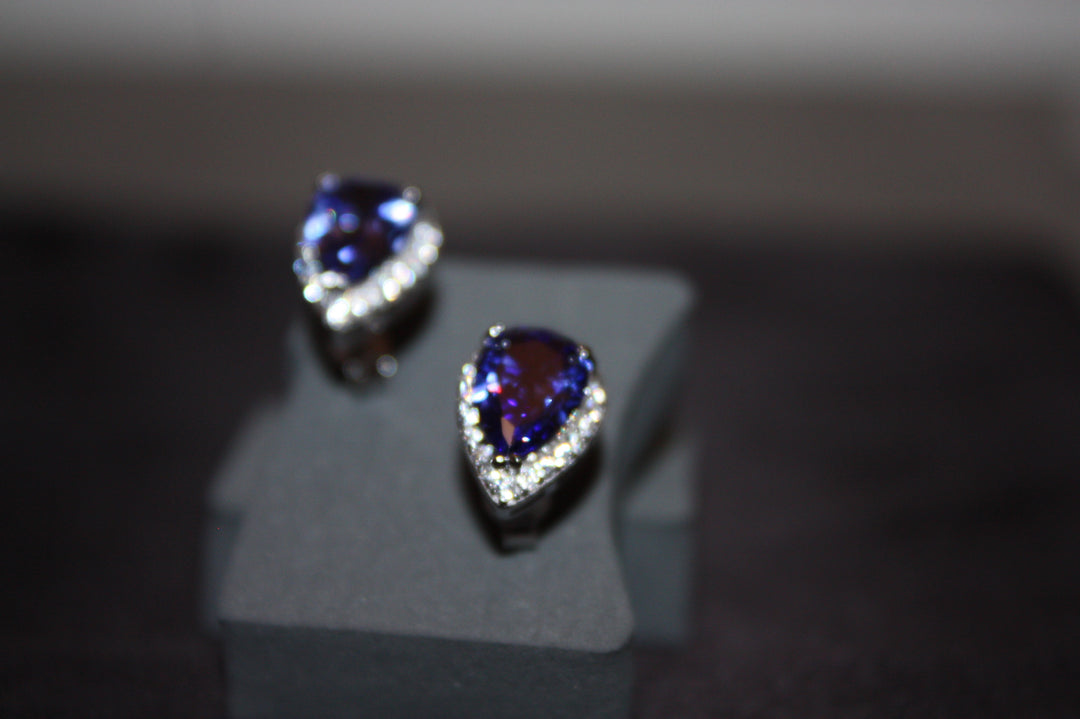 Midnight Teardrops – Droppformade örhängen i silver med safirblå stenar – 3,72g