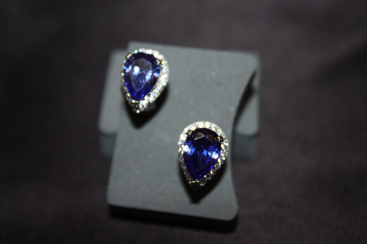 Midnight Teardrops – Droppformade örhängen i silver med safirblå stenar – 3,72g