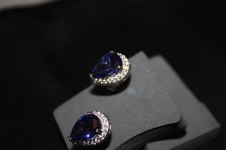 Midnight Teardrops – Droppformade örhängen i silver med safirblå stenar – 3,72g