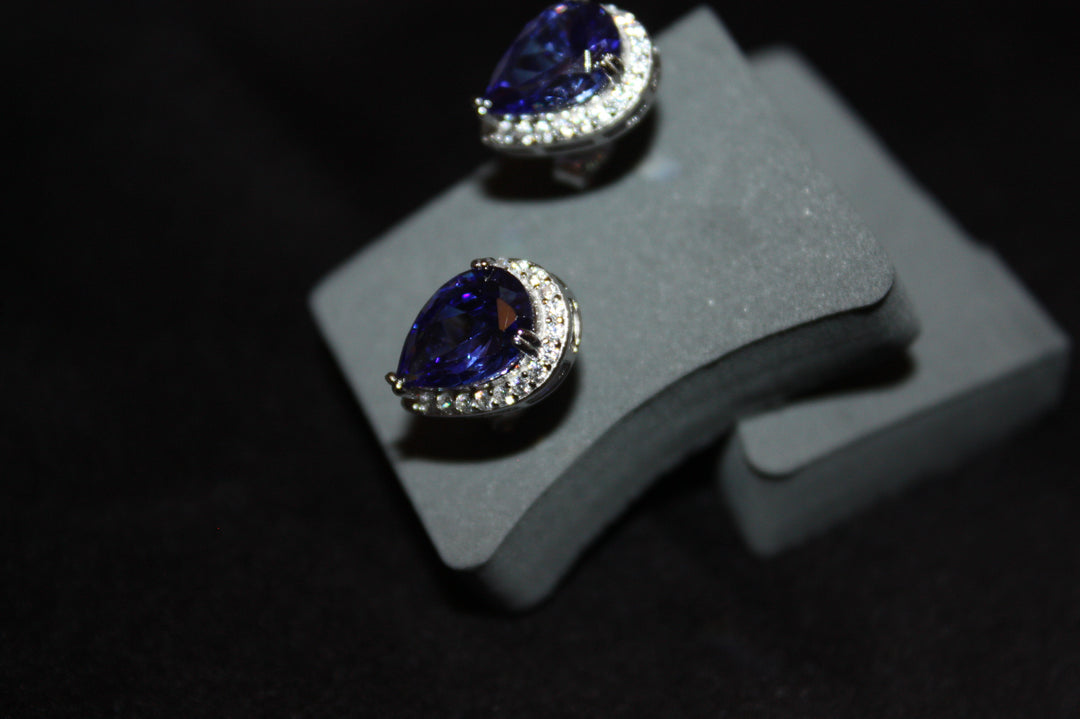 Midnight Teardrops – Droppformade örhängen i silver med safirblå stenar – 3,72g