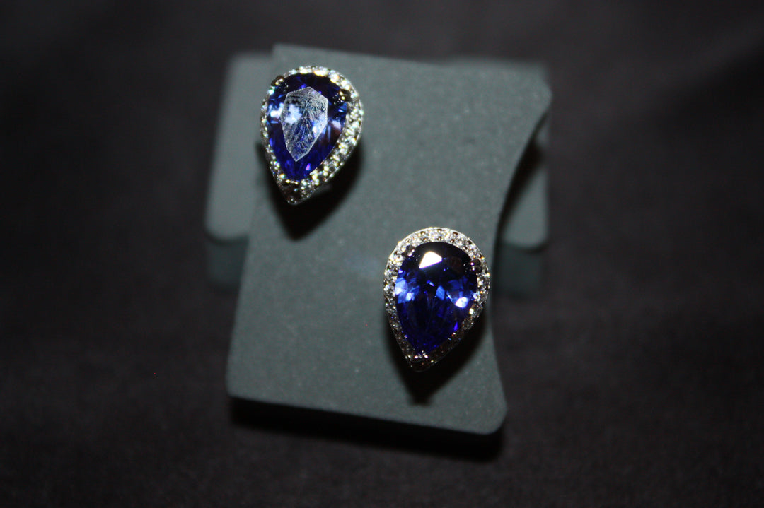 Midnight Teardrops – Droppformade örhängen i silver med safirblå stenar – 3,72g