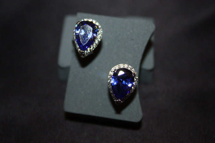 Midnight Teardrops – Droppformade örhängen i silver med safirblå stenar – 3,72g