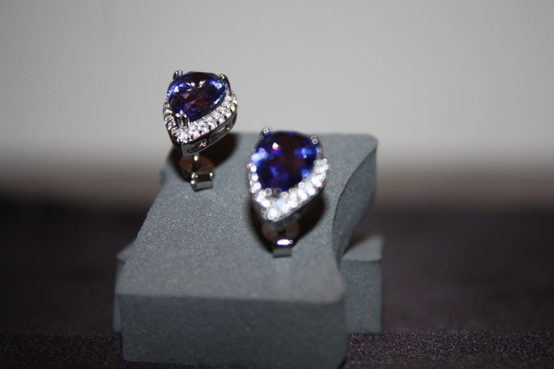 Midnight Teardrops – Droppformade örhängen i silver med safirblå stenar – 3,72g