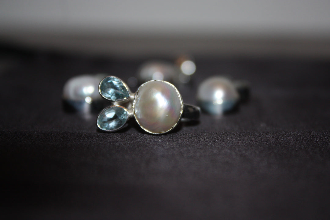 "Aqua Grace" – Set i 925 Silver med Sötvattenspärlor & Blå Topas