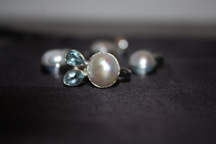 "Aqua Grace" – Set i 925 Silver med Sötvattenspärlor & Blå Topas