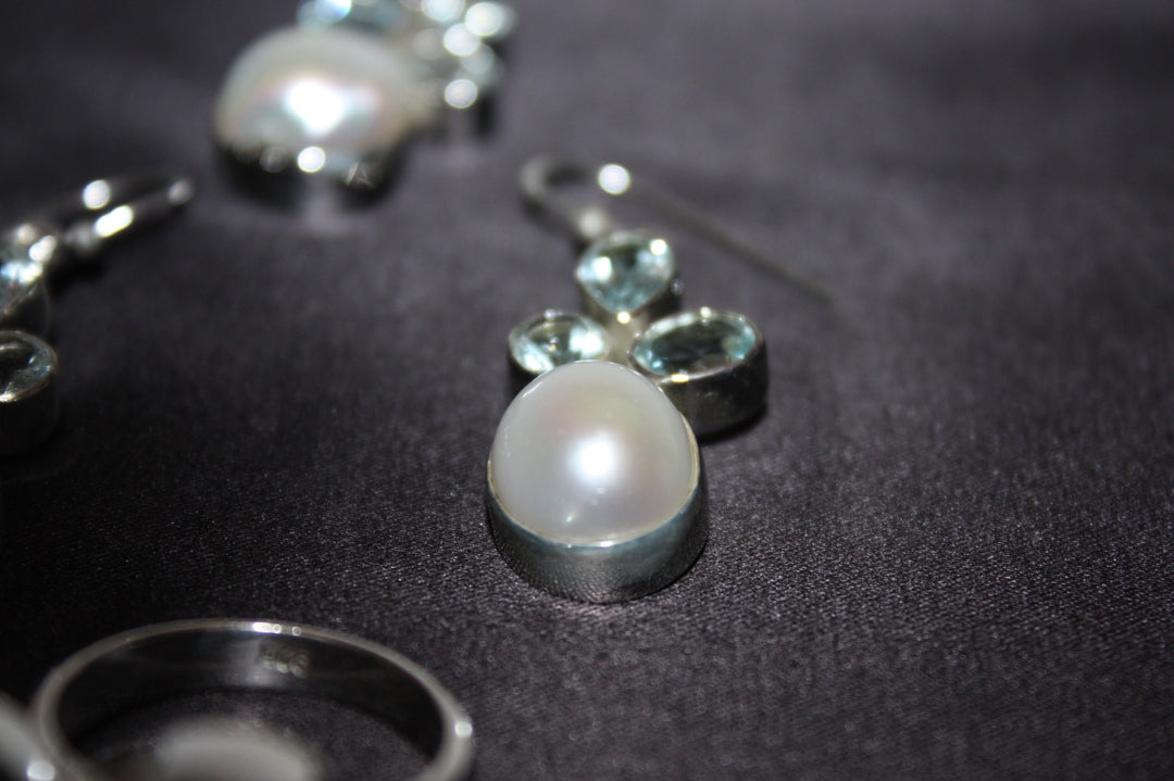 "Aqua Grace" – Set i 925 Silver med Sötvattenspärlor & Blå Topas