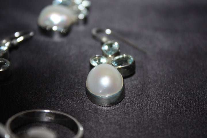 "Aqua Grace" – Set i 925 Silver med Sötvattenspärlor & Blå Topas