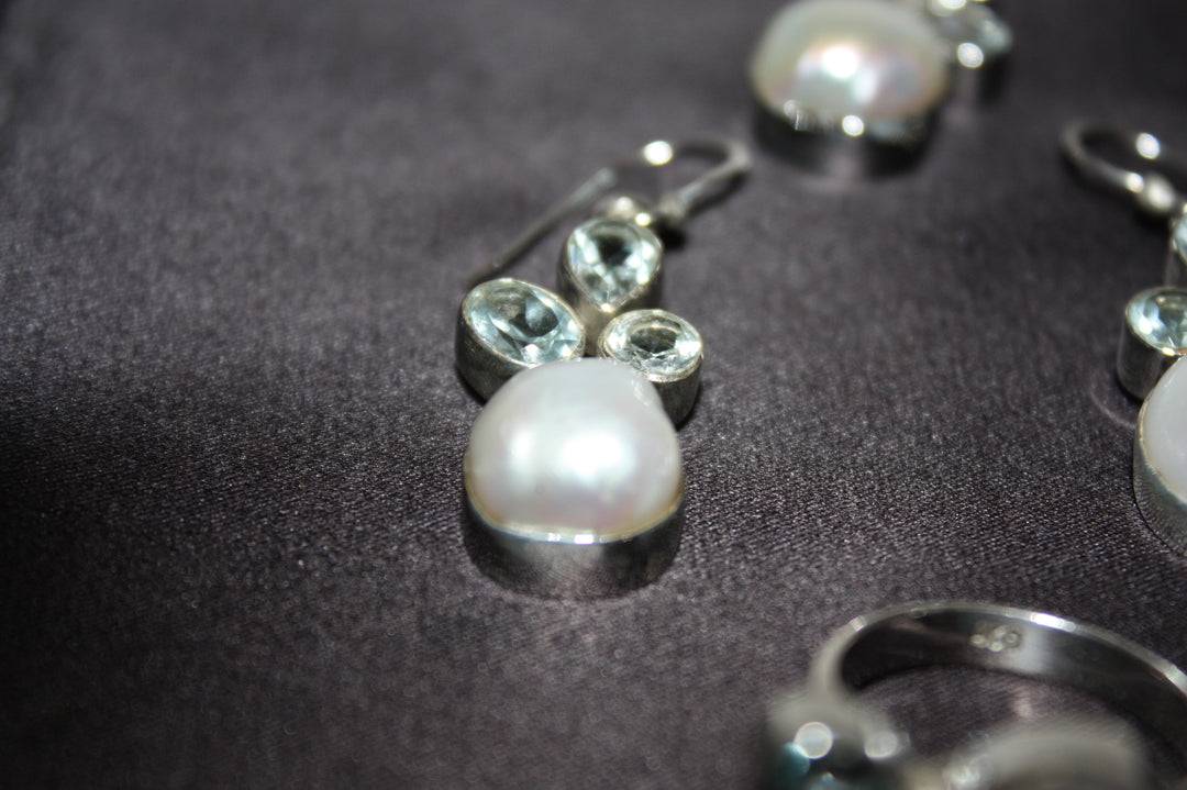 "Aqua Grace" – Set i 925 Silver med Sötvattenspärlor & Blå Topas