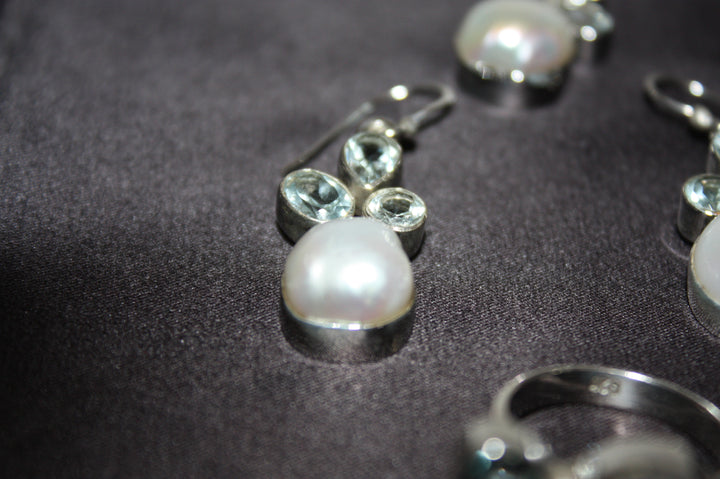 "Aqua Grace" – Set i 925 Silver med Sötvattenspärlor & Blå Topas