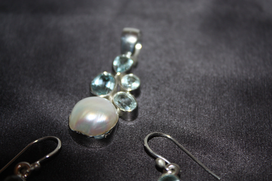 "Aqua Grace" – Set i 925 Silver med Sötvattenspärlor & Blå Topas